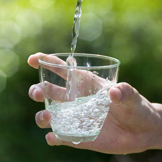 Какое количество потребления воды поможет предотвратить снижение функции почек?