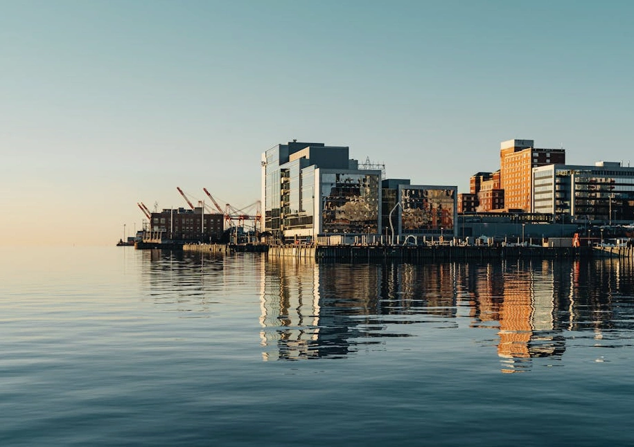 Nowoczesne biuro Amber Route Consulting z widokiem na port w Gdańsku